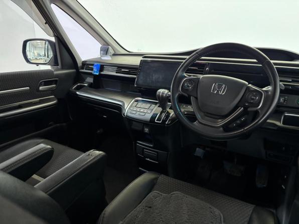 Honda Stepwgn V с пробегом 2016 года, цена 1 940 000 рублей, 103370 км, минивэн, Автокод Объявления