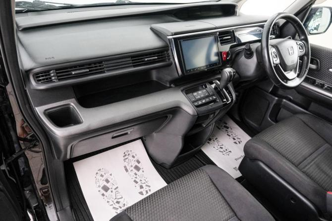 Honda Stepwgn V с пробегом 2015 года, цена 1 699 000 рублей, 127000 км, минивэн, Автокод Объявления