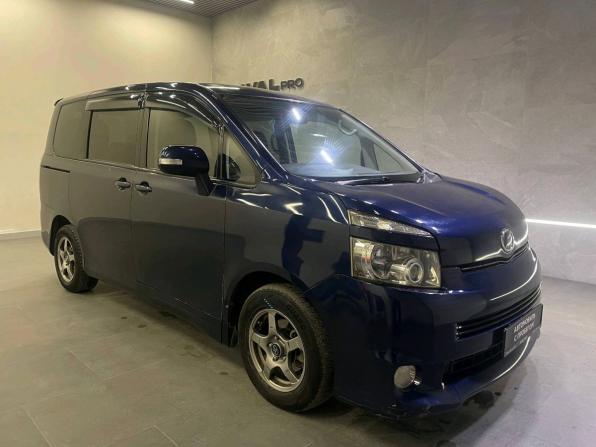 Toyota Voxy II (R70) с пробегом 2009 года, цена 1 050 000 рублей, 292029 км, минивэн, Автокод Объявления
