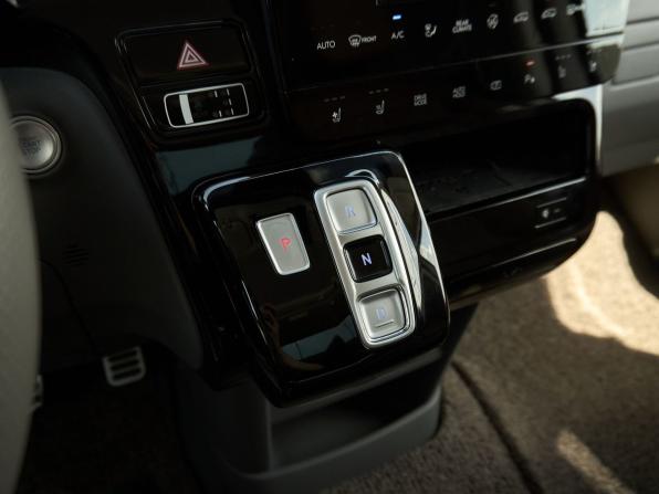 Hyundai Staria I с пробегом 2024 года, цена 6 490 000 рублей, 18000 км, минивэн, Автокод Объявления