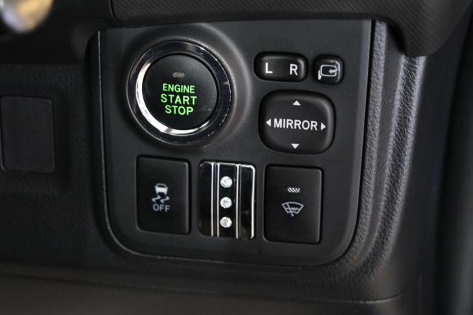 Toyota Wish II Рестайлинг с пробегом 2012 года, цена 1 519 000 рублей, 109360 км, минивэн, Автокод Объявления