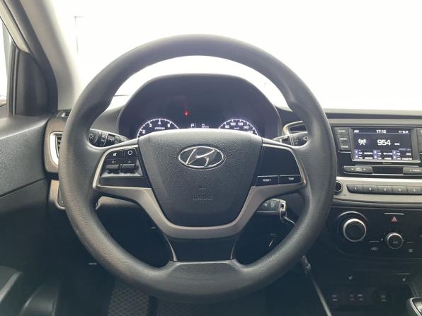 Hyundai Solaris II с пробегом 2018 года, цена 950 000 рублей, 127222 км, седан, Автокод Объявления