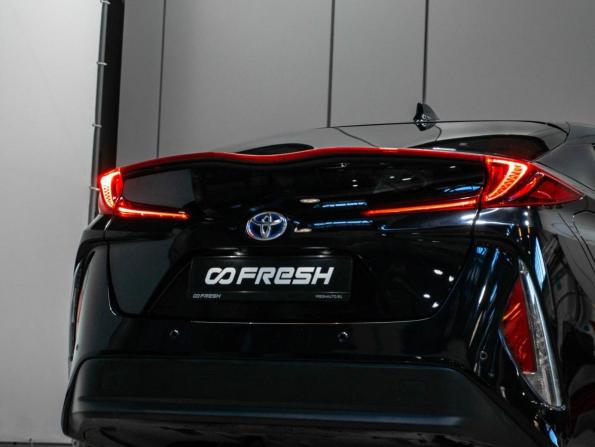 Toyota Prius IV (XW50) с пробегом 2017 года, цена 1 800 000 рублей, 311272 км, лифтбек, Автокод Объявления
