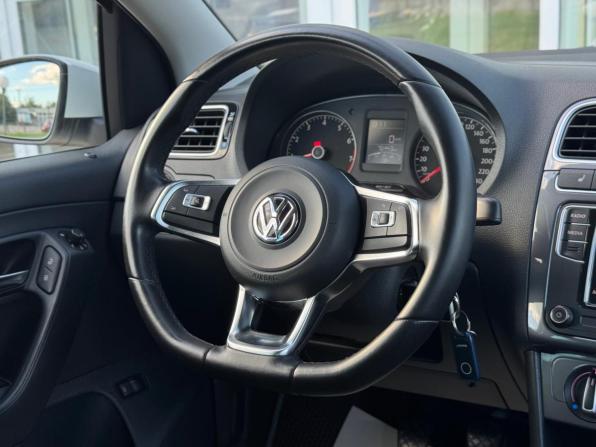 Volkswagen Polo V Рестайлинг с пробегом 2019 года, цена 1 370 000 рублей, 76443 км, седан, Автокод Объявления