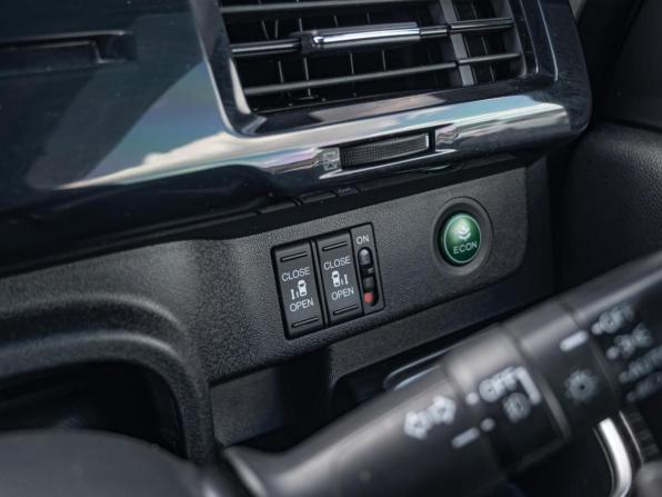 Honda Stepwgn V с пробегом 2015 года, цена 1 765 000 рублей, 165281 км, минивэн, Автокод Объявления