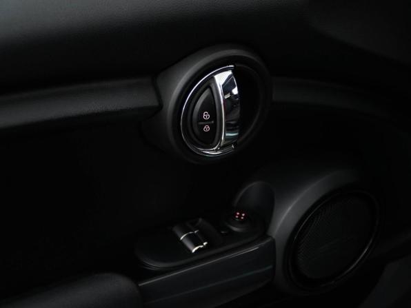 Mini Hatch III (F55/F56) с пробегом 2014 года, цена 1 360 444 рубля, 135720 км, хэтчбек, Автокод Объявления