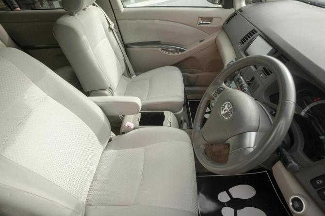 Toyota ISis I Рестайлинг с пробегом 2010 года, цена 1 259 000 рублей, 98500 км, компактвэн, Автокод Объявления
