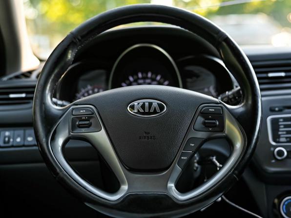 Kia Rio III Рестайлинг с пробегом 2017 года, цена 1 040 000 рублей, 124359 км, седан, Автокод Объявления