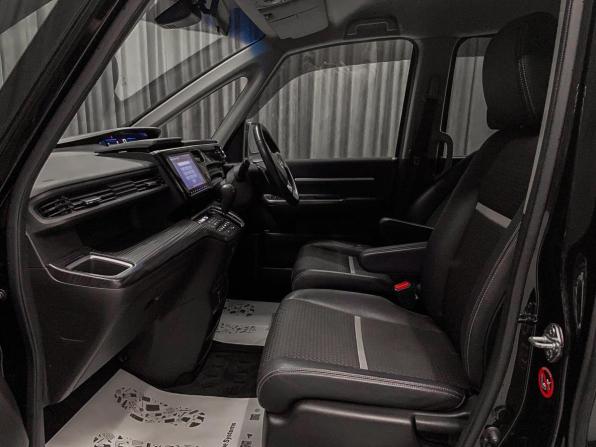 Honda Stepwgn V с пробегом 2016 года, цена 1 989 000 рублей, 105000 км, минивэн, Автокод Объявления