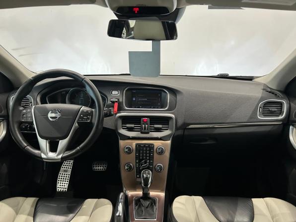 Volvo V40 Cross Country I с пробегом 2013 года, цена 1 049 000 рублей, 186445 км, хэтчбек, Автокод Объявления