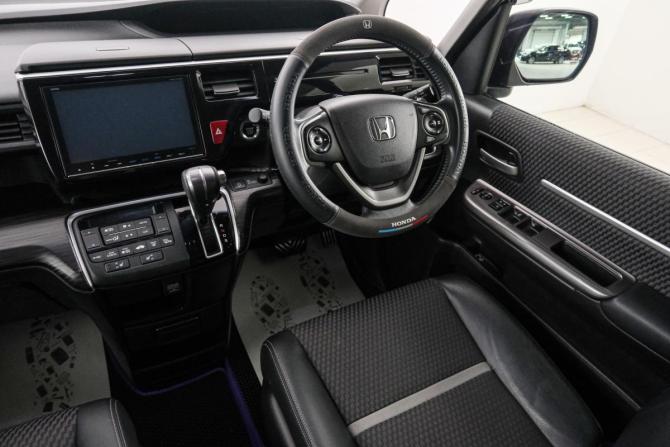 Honda Stepwgn V с пробегом 2017 года, цена 2 149 000 рублей, 109950 км, минивэн, Автокод Объявления