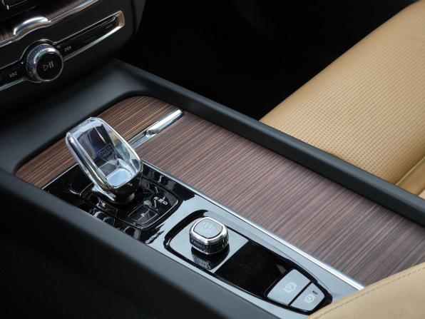 Volvo XC60 II Рестайлинг с пробегом 2024 года, цена 6 630 000 рублей, 30990 км, внедорожник, Автокод Объявления
