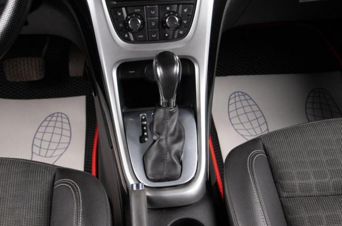 Opel Astra J Рестайлинг с пробегом 2013 года, цена 699 000 рублей, 202000 км, хэтчбек, Автокод Объявления