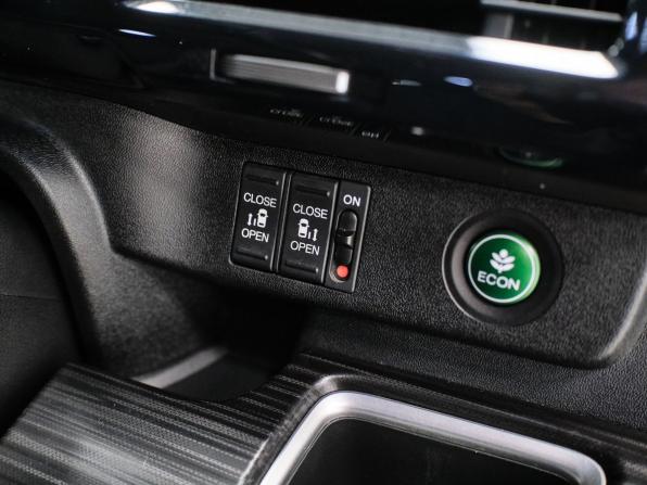 Honda Stepwgn V с пробегом 2015 года, цена 1 848 000 рублей, 106338 км, минивэн, Автокод Объявления