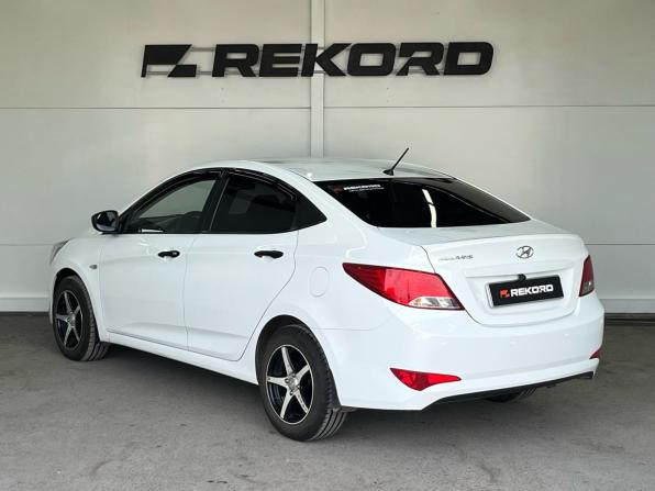Hyundai Solaris I Рестайлинг с пробегом 2016 года, цена 1 049 000 рублей, 136000 км, седан, Автокод Объявления