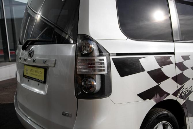 Toyota Voxy II (R70) с пробегом 2010 года, цена 1 398 000 рублей, 117000 км, минивэн, Автокод Объявления