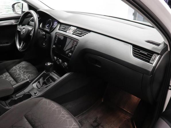 Skoda Octavia III (A7) Рестайлинг с пробегом 2019 года, цена 2 547 000 рублей, 56344 км, лифтбек, Автокод Объявления