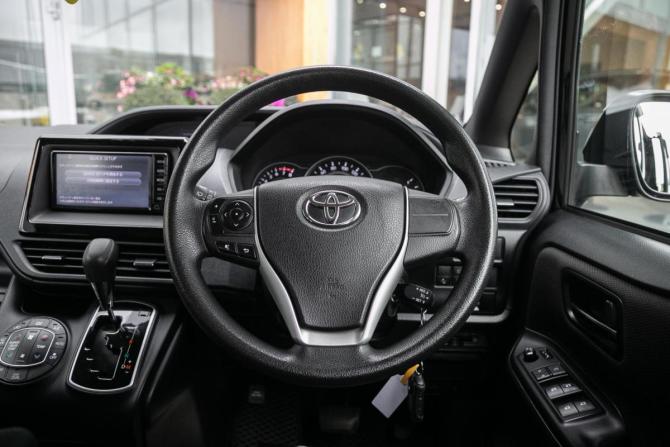 Toyota Noah III (R80) Рестайлинг с пробегом 2018 года, цена 1 987 000 рублей, 128600 км, минивэн, Автокод Объявления