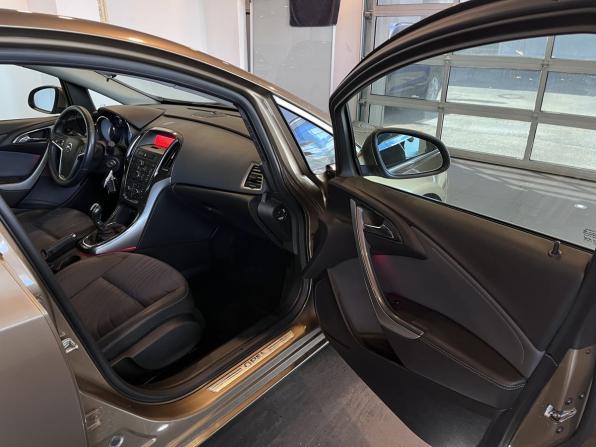 Opel Astra J Рестайлинг с пробегом 2013 года, цена 870 000 рублей, 98605 км, хэтчбек, Автокод Объявления