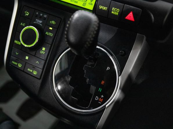 Toyota Wish II с пробегом 2010 года, цена 1 345 000 рублей, 180031 км, минивэн, Автокод Объявления