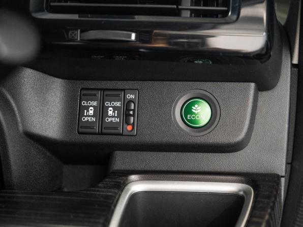 Honda Stepwgn V с пробегом 2016 года, цена 1 750 500 рублей, 151105 км, минивэн, Автокод Объявления