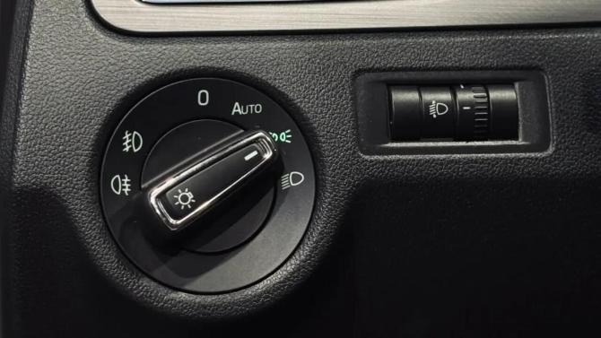 Skoda Rapid I Рестайлинг с пробегом 2017 года, цена 1 349 000 рублей, 95600 км, лифтбек, Автокод Объявления