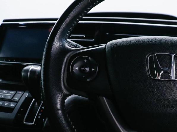 Honda Stepwgn V с пробегом 2016 года, цена 1 799 000 рублей, 122370 км, минивэн, Автокод Объявления