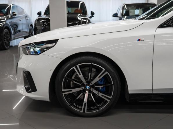 BMW 5 серии VIII (G60/G61/G68) с пробегом 2024 года, цена 7 400 000 рублей, 23532 км, седан, Автокод Объявления