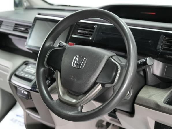 Honda Stepwgn V с пробегом 2016 года, цена 1 665 000 рублей, 212300 км, минивэн, Автокод Объявления