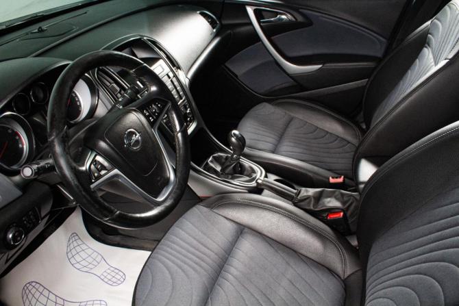 Opel Astra J Рестайлинг с пробегом 2013 года, цена 729 000 рублей, 270000 км, седан, Автокод Объявления