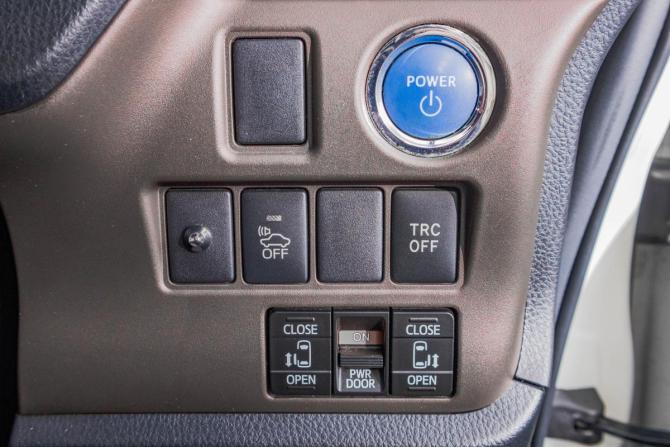 Toyota Esquire I с пробегом 2015 года, цена 2 159 000 рублей, 104000 км, минивэн, Автокод Объявления