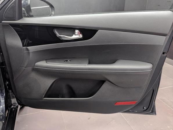 Kia Cerato IV Рестайлинг с пробегом 2022 года, цена 2 450 000 рублей, 32893 км, седан, Автокод Объявления