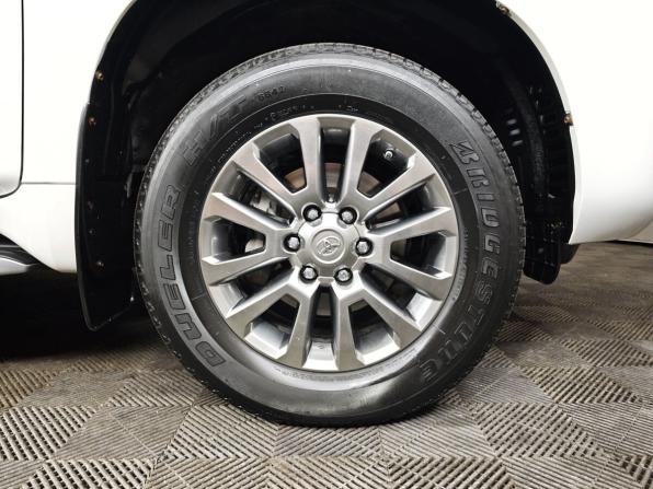 Toyota Land Cruiser Prado 150 Series Рестайлинг 2 с пробегом 2019 года, цена 5 399 000 рублей, 129802 км, внедорожник, Автокод Объявления