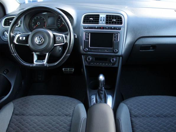Volkswagen Polo V Рестайлинг с пробегом 2018 года, цена 1 359 000 рублей, 54332 км, седан, Автокод Объявления