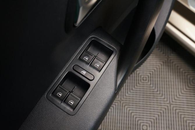 Volkswagen Polo V Рестайлинг с пробегом 2016 года, цена 1 093 000 рублей, 220000 км, седан, Автокод Объявления