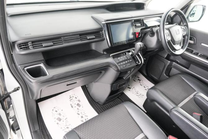 Honda Stepwgn V с пробегом 2015 года, цена 1 699 000 рублей, 204244 км, минивэн, Автокод Объявления