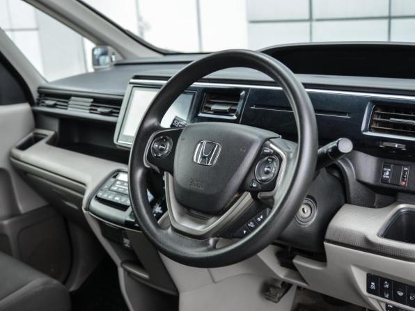 Honda Stepwgn V с пробегом 2016 года, цена 1 812 000 рублей, 212369 км, минивэн, Автокод Объявления