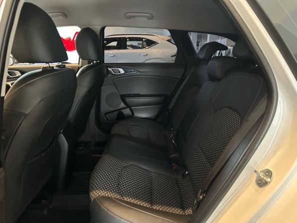 Kia Ceed III Рестайлинг с пробегом 2021 года, цена 2 349 000 рублей, 64700 км, универсал, Автокод Объявления