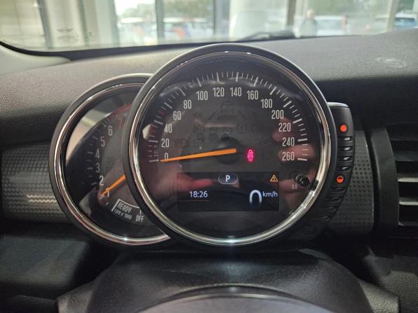Mini Hatch III (F55/F56) с пробегом 2017 года, цена 1 580 000 рублей, 148677 км, хэтчбек, Автокод Объявления