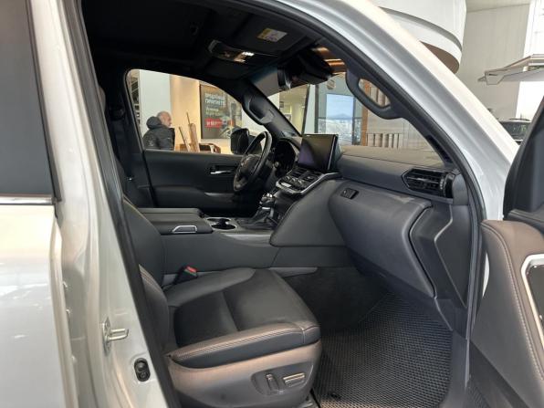 Toyota Land Cruiser 300 Series с пробегом 2021 года, цена 9 988 000 рублей, 82008 км, внедорожник, Автокод Объявления