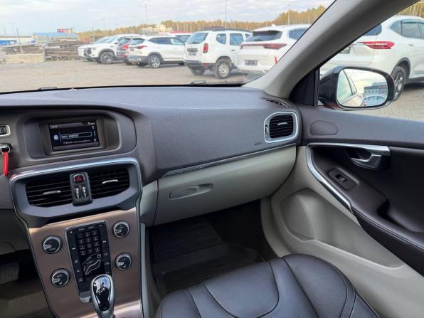 Volvo V40 Cross Country I с пробегом 2015 года, цена 1 300 000 рублей, 177000 км, хэтчбек, Автокод Объявления