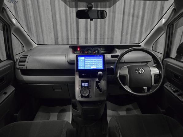 Toyota Voxy II (R70) с пробегом 2009 года, цена 1 420 000 рублей, 182800 км, минивэн, Автокод Объявления