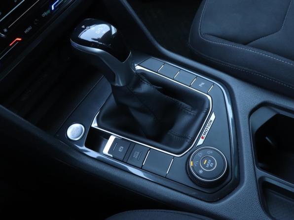Volkswagen Tiguan II Рестайлинг с пробегом 2021 года, цена 3 244 000 рублей, 65470 км, внедорожник, Автокод Объявления