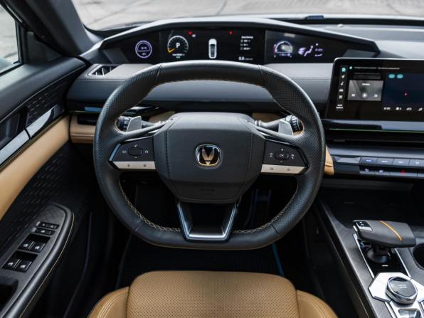 Changan UNI-V I с пробегом 2023 года, цена 2 379 000 рублей, 40523 км, лифтбек, Автокод Объявления