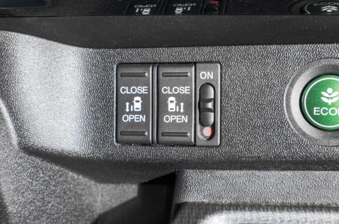 Honda Stepwgn V с пробегом 2016 года, цена 2 049 000 рублей, 110000 км, минивэн, Автокод Объявления