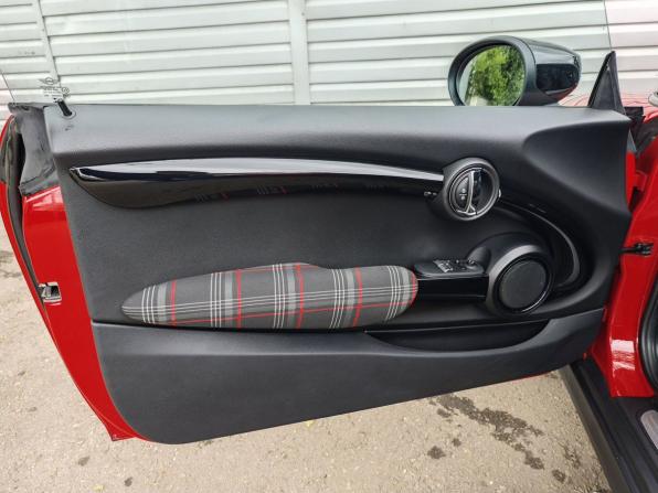 Mini Hatch III (F55/F56) Рестайлинг с пробегом 2021 года, цена 2 890 000 рублей, 70396 км, хэтчбек, Автокод Объявления