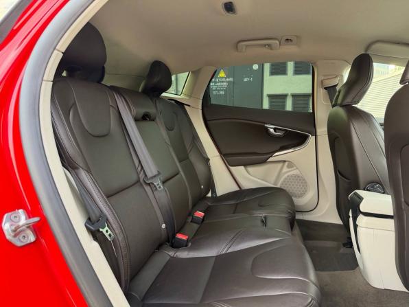 Volvo V40 Cross Country I с пробегом 2015 года, цена 1 300 000 рублей, 177000 км, хэтчбек, Автокод Объявления