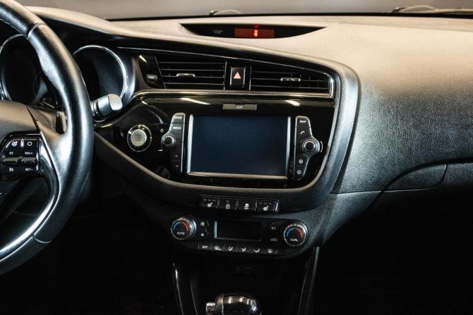 Kia Ceed II Рестайлинг с пробегом 2018 года, цена 1 339 000 рублей, 131430 км, универсал, Автокод Объявления