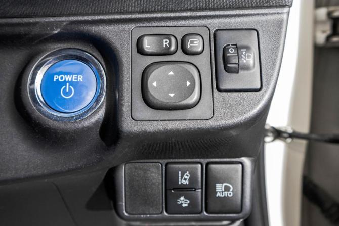 Toyota Aqua I Рестайлинг с пробегом 2016 года, цена 1 099 000 рублей, 232000 км, хэтчбек, Автокод Объявления