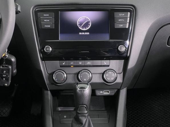 Skoda Octavia III (A7) Рестайлинг с пробегом 2018 года, цена 1 459 000 рублей, 235600 км, лифтбек, Автокод Объявления